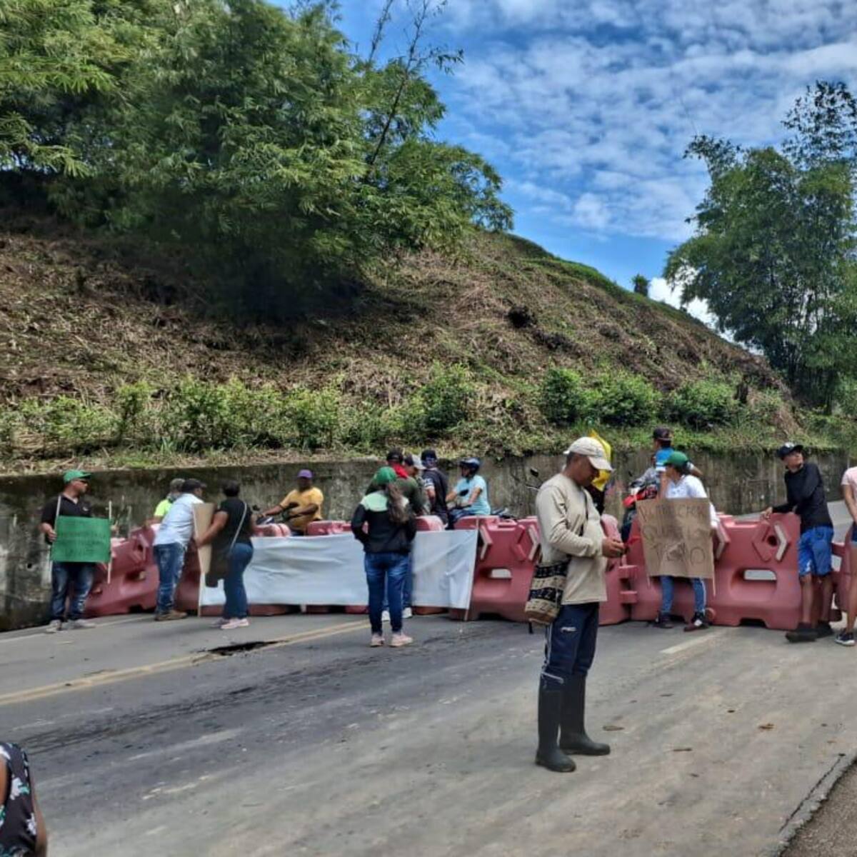 Comunidad bloquea vía Bucaramanga - Barrancabermeja