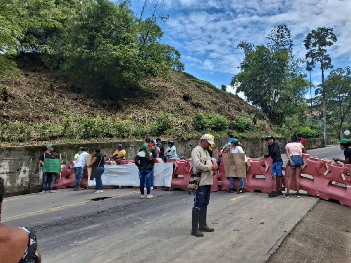 Comunidad bloquea vía Bucaramanga - Barrancabermeja