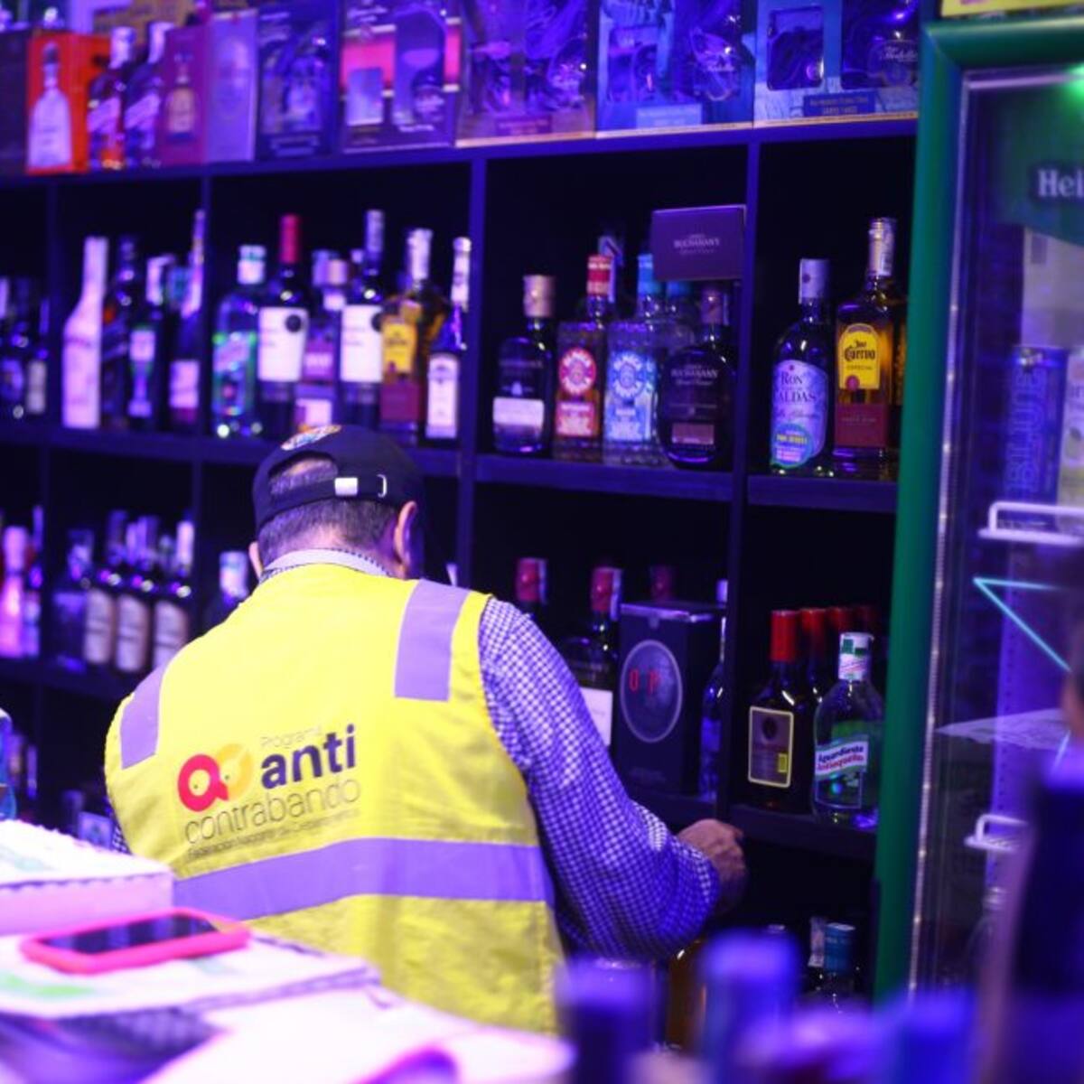 Sellan cuatro locales que vendían licor adulterado