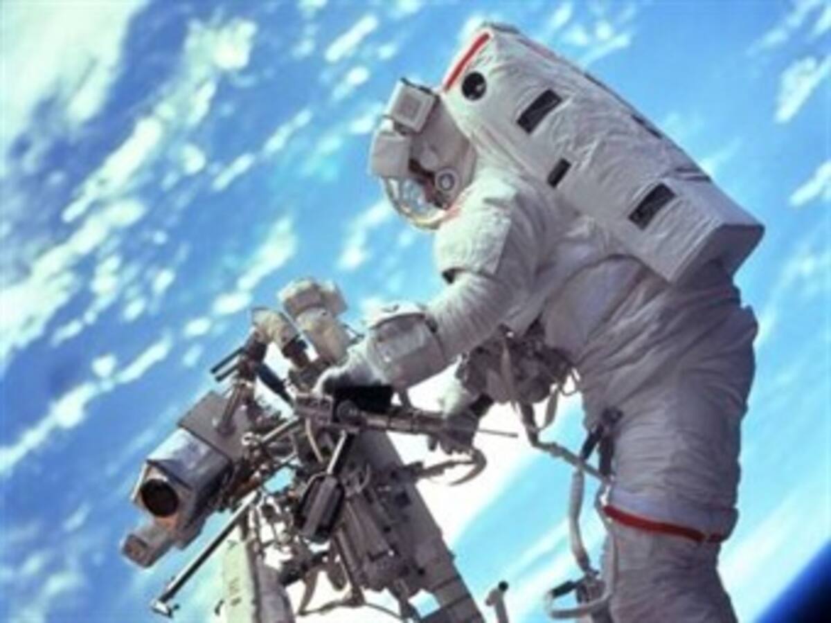 Dos astronautas inician segunda jornada de reparaciones del telescopio Hubble