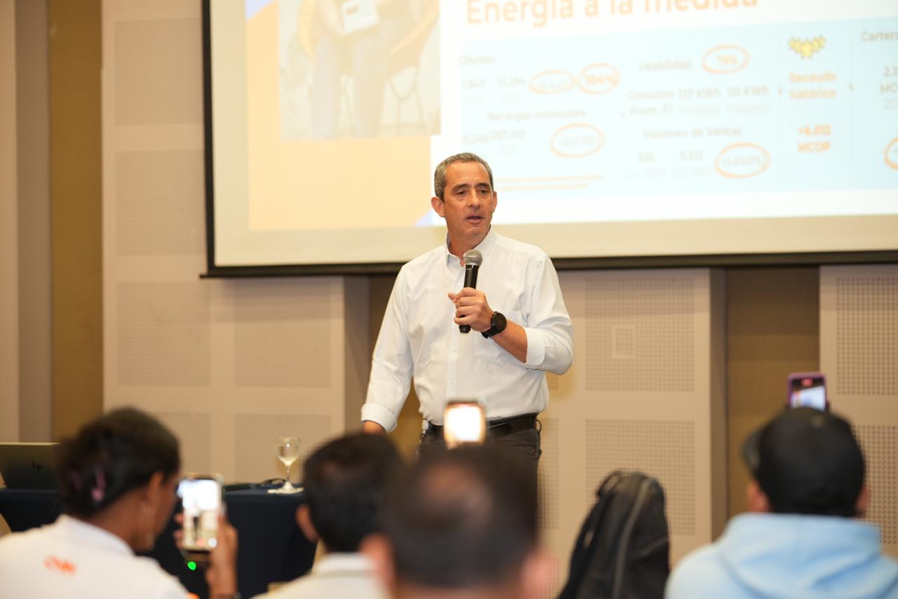 El gerente general de Afinia, Ricardo José Arango Restrepo, en diálogo con los medios de comunicación de Montería.