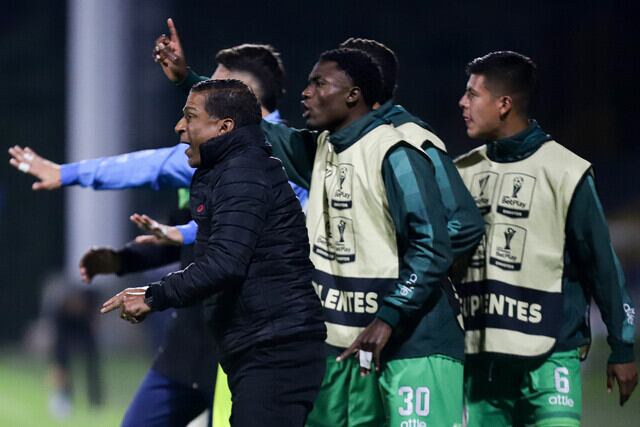 Alexis García y sus jugadores de La Equidad reclaman una acción al árbitro del partido / Colprensa.