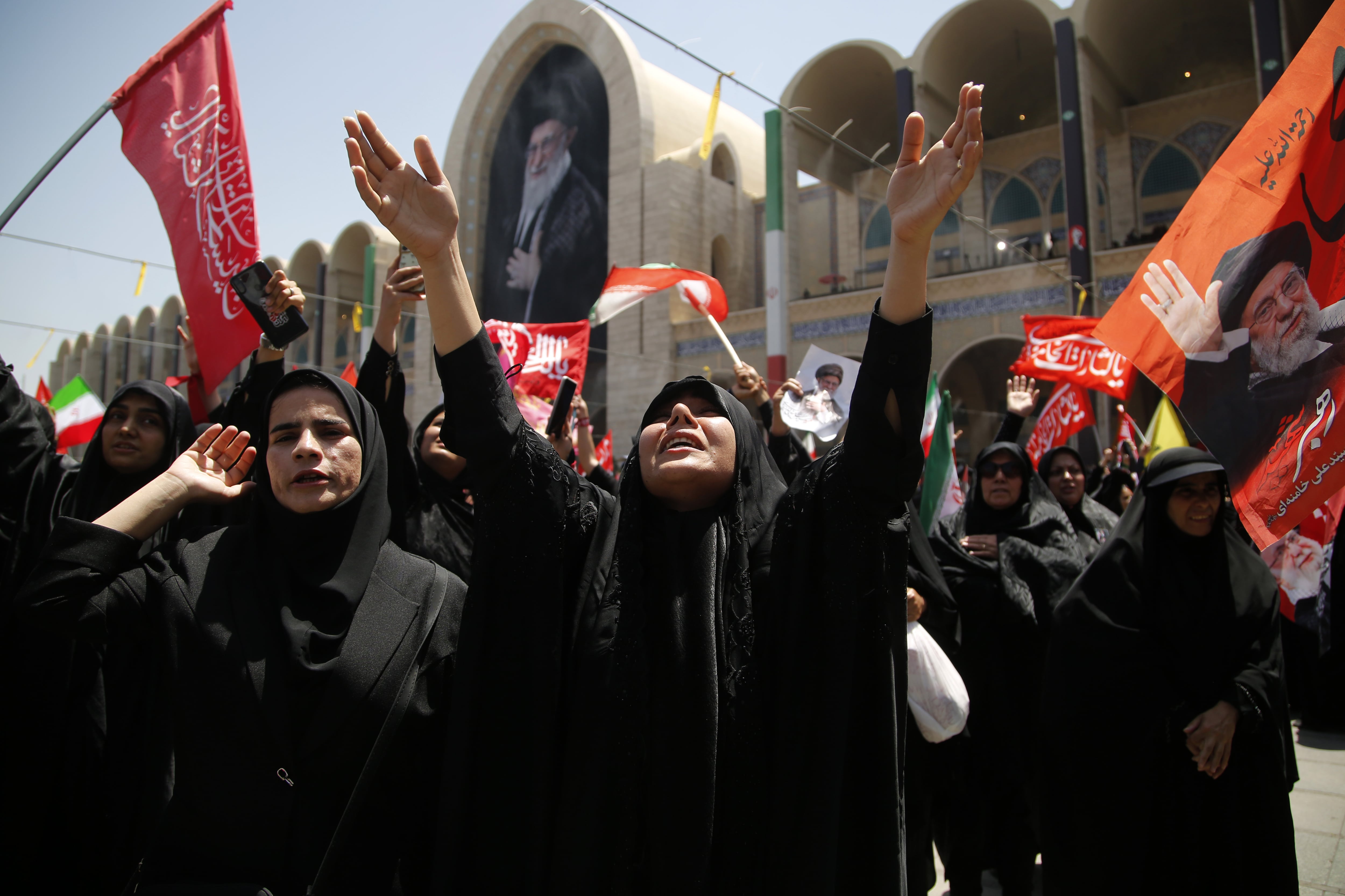Cientos de miles de iraníes se reúnen en el Imam Khomeini Mosalla para asistir a la oración fúnebre durante la ceremonia de despedida del exlíder supremo iraní Ali Jamenei y sus familiares  en Teherán, Irán, el 5 de julio de 2026.
(Foto:   Fatemeh Bahrami/Anadolu via Getty Images)