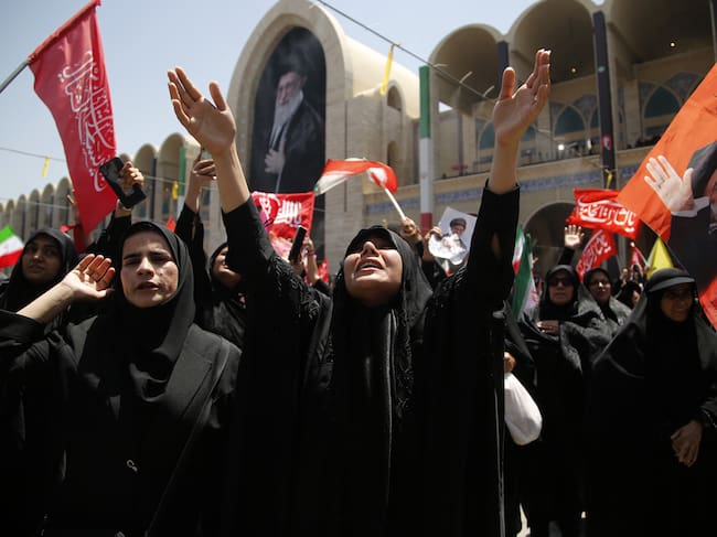 Cientos de miles de iraníes se reúnen en el Imam Khomeini Mosalla para asistir a la oración fúnebre durante la ceremonia de despedida del exlíder supremo iraní Ali Jamenei y sus familiares en Teherán, Irán, el 5 de julio de 2026.
(Foto: Fatemeh Bahrami/Anadolu via Getty Images)