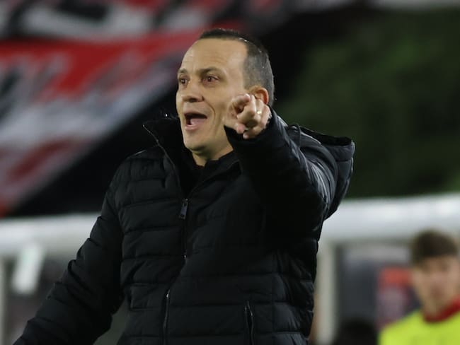 Alejandro Restrepo, DT del Medellín. (Photo by Daniel Garzon Herazo/NurPhoto via Getty Images)