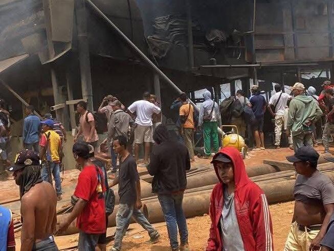 Enfrentamiento en Nechí con la fuerza pública por operativos contra la minería ilegal. Foto: Cortesía.