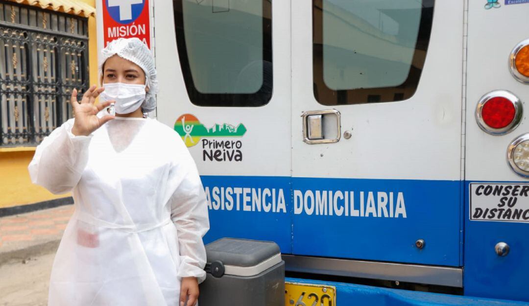 Amanda Guevara Murcia, residente en el barrio Rojas Trujillo, es la primera persona inmunizada por parte de la ESE Carmen Emilia Ospina.