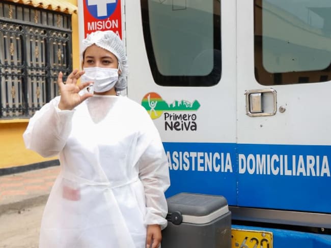 Amanda Guevara Murcia, residente en el barrio Rojas Trujillo, es la primera persona inmunizada por parte de la ESE Carmen Emilia Ospina.