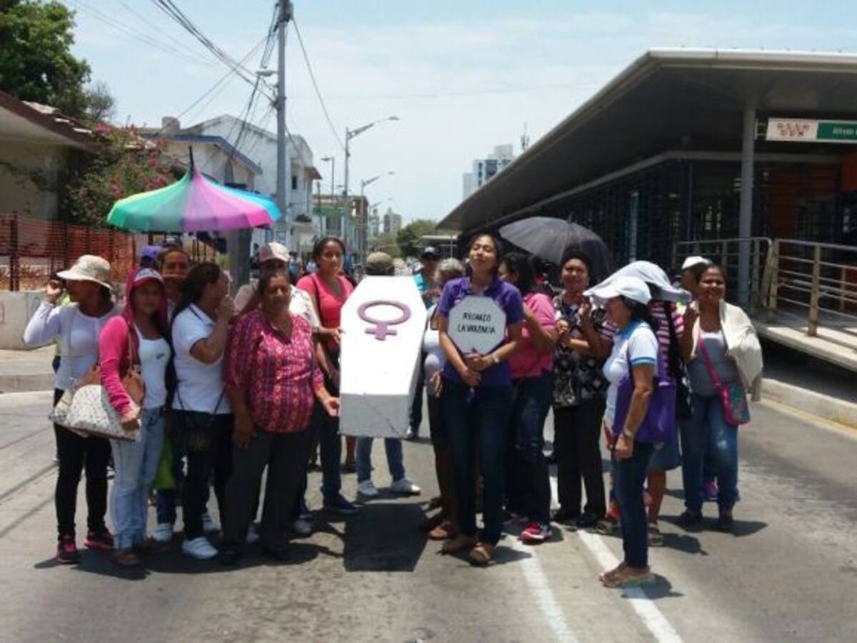 Madres comunitarias bloquean vías en Barranquilla con sepelio simbólico