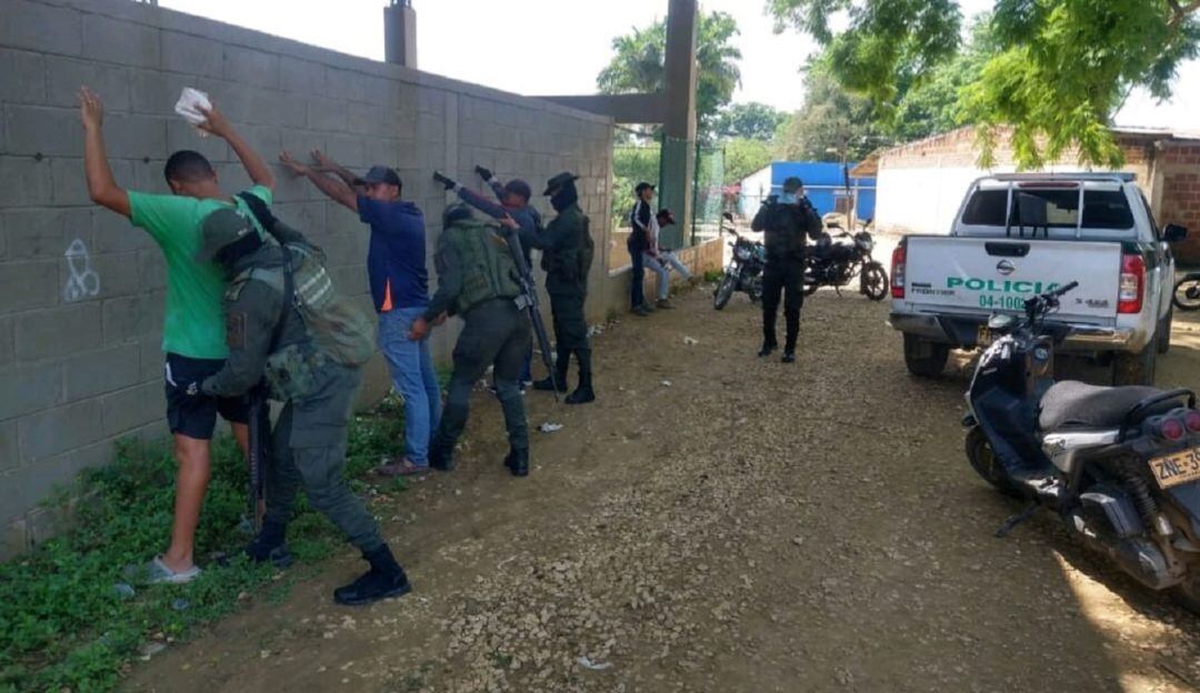 En coordinación con la Policía se busca prevenir que personas porten armas e invitan a la comunidad a tener un buen comportamiento