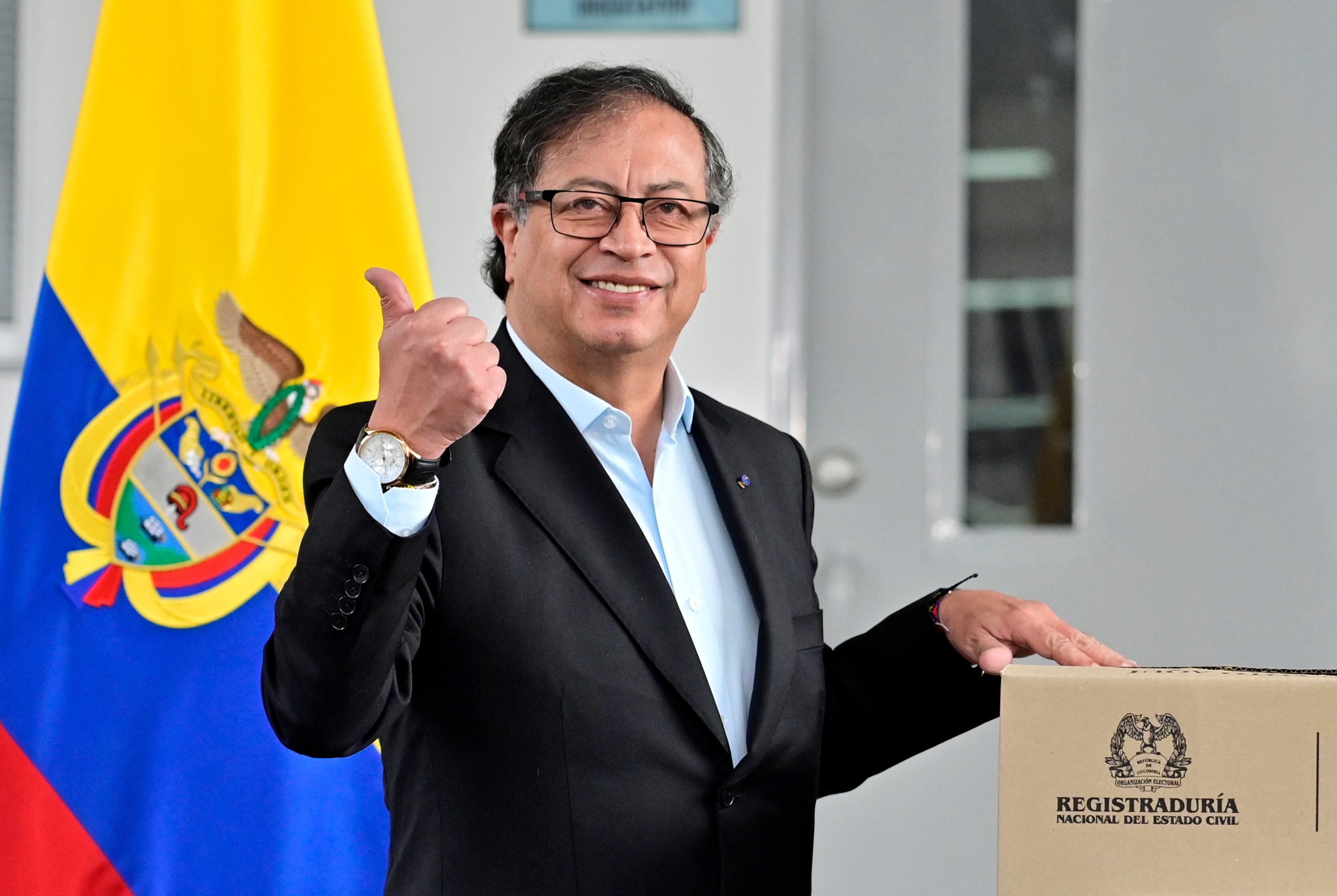 AME2104. BOGOTÁ (COLOMBIA), 29/10/2023.- Fotografía cedida por la Presidencia de Colombia que muestra al presidente Gustavo Petro mientras vota hoy, en Bogotá (Colombia). El presidente colombiano, Gustavo Petro, votó temprano este domingo en las elecciones locales y regionales que se celebran en el país y deseó, tras la asonada de ayer en el municipio de Gamarra, que costó la vida a funcionaria, que la jornada transcurra con tranquilidad y Colombia vote en paz. EFE/ Cortesía Presidencia de Colombia/SOLO USO EDITORIAL/SOLO DISPONIBLE PARA ILUSTRAR LA NOTICIA QUE ACOMPAÑA (CRÉDITO OBLIGATORIO)