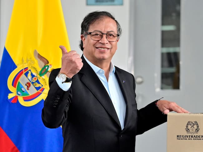 AME2104. BOGOTÁ (COLOMBIA), 29/10/2023.- Fotografía cedida por la Presidencia de Colombia que muestra al presidente Gustavo Petro mientras vota hoy, en Bogotá (Colombia).