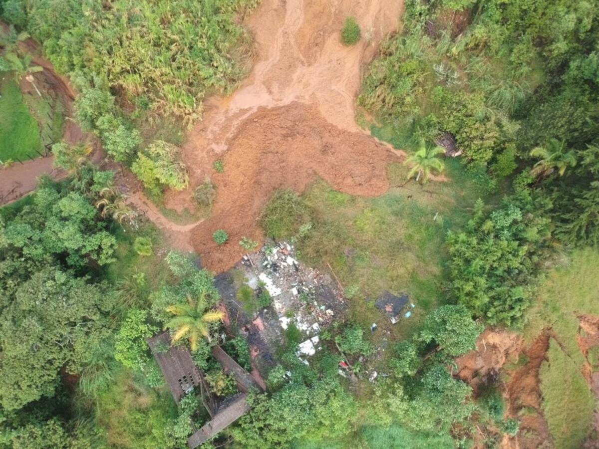 El desbordamiento de varios afluentes, entre ellos la quebrada san Francisco que pasa por el cerro Los Aguacates, inundó algunos barrios de esa localidad