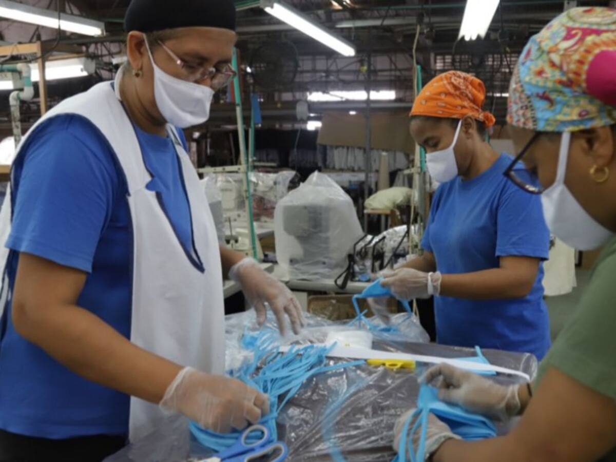 En Atlántico confeccionan 12 mil trajes de protección para personal médico