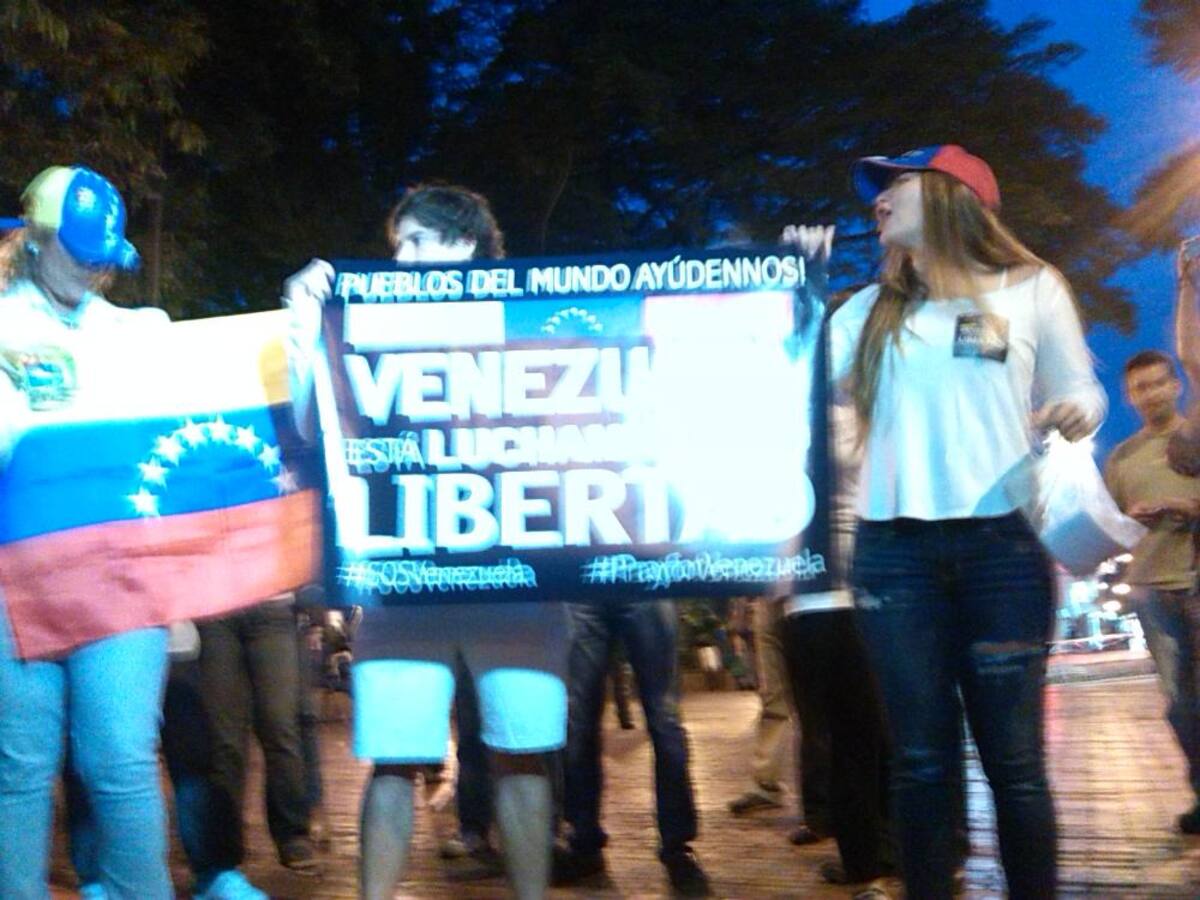 Decenas de venezolanos y colombianos que los apoyaban se manifestaron con pancartas en contra del Gobierno de Nicolás Maduro.