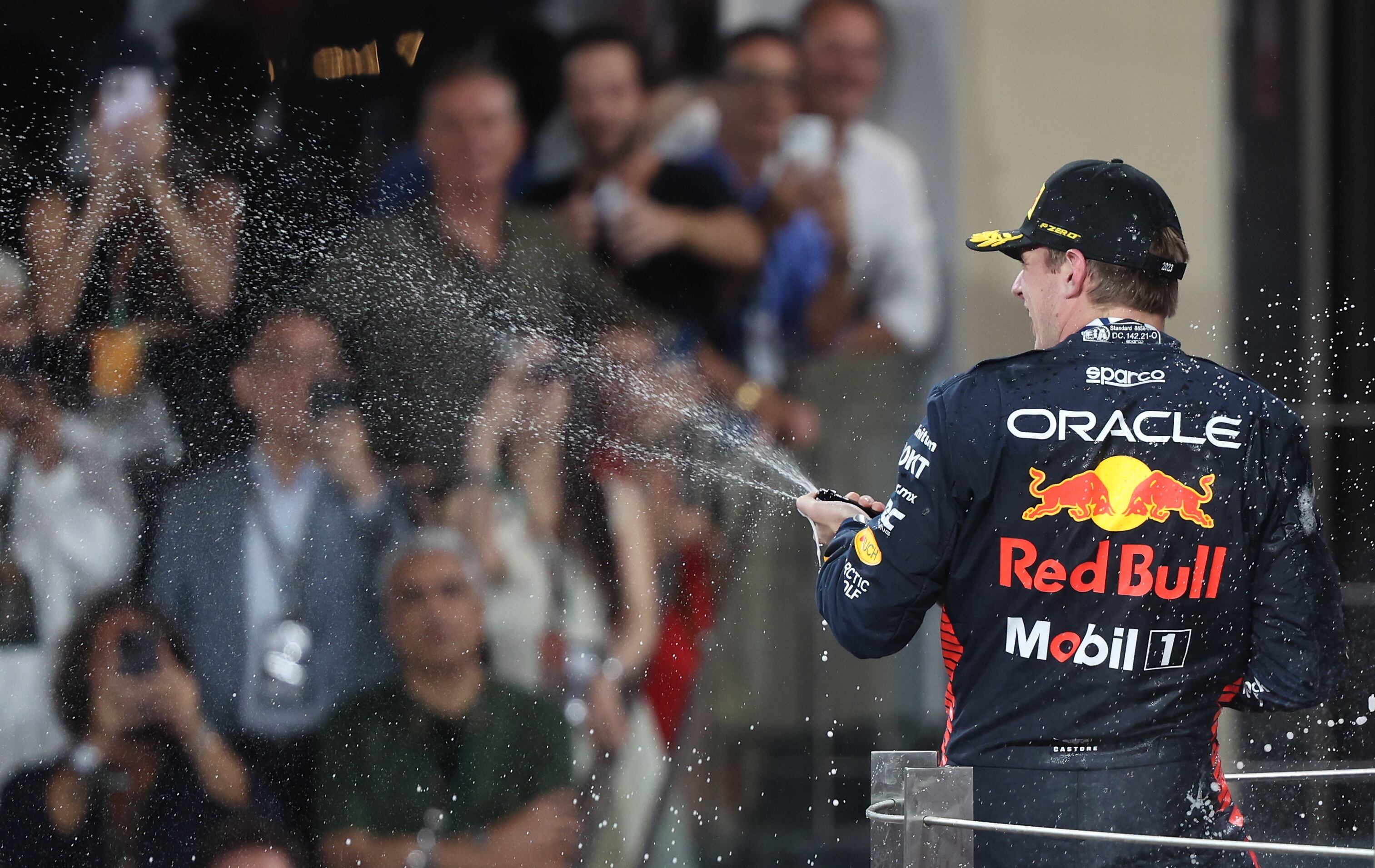Abu Dhabi (United Arab Emirates), 26/11/2023.- Dutch Formula One driver Max Verstappen of Red Bull Racing celebrates on the podium after winning the Formula 1 Abu Dhabi Grand Prix in Abu Dhabi, United Arab Emirates, 26 November 2023. (Fórmula Uno, Emiratos Árabes Unidos) EFE/EPA/ALI HAIDER