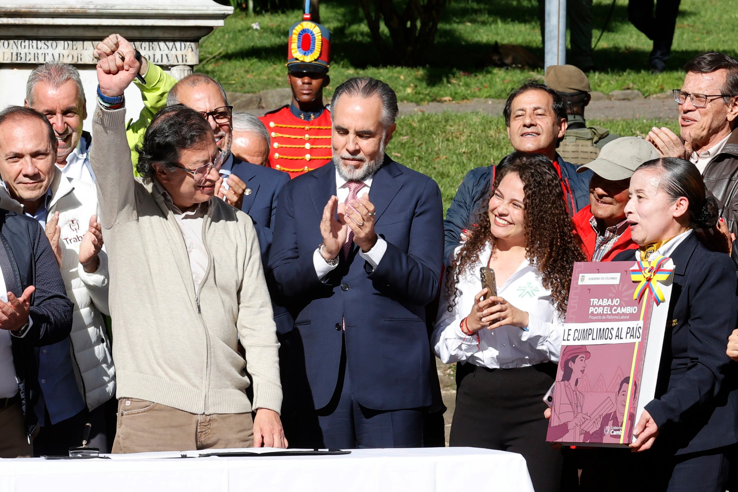 El presidente de Colombia, Gustavo Petro (i), celebra junto al ministro del interior de Colombia, Armando Benedetti (c), tras firmar la reforma laboral este miércoles, en Bogotá (Colombia). Petro firmó la ley de la reforma laboral, cinco días después de que el Congreso aprobara esta iniciativa que se convirtió en una de las mayores victorias legislativas de su Gobierno. EFE/ Mauricio Dueñas Castañeda