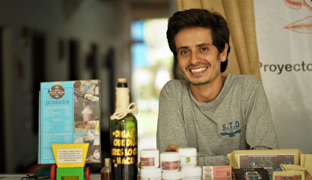 Felipe Eslava y los productos del emprendimiento "Tradición Campesina"