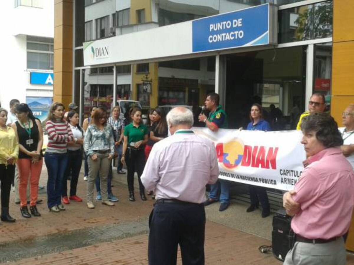 Trabajadores de la Dian en Armenia protestaron y anuncian paro nacional