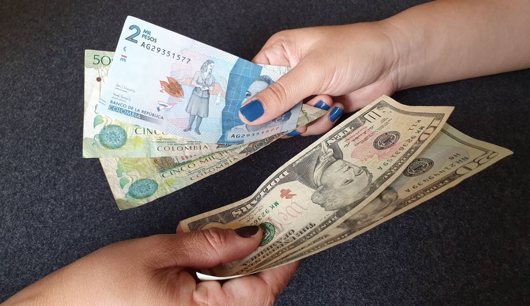 Cambio de dólares estadounidenses a pesos colombianos. Foto: Getty