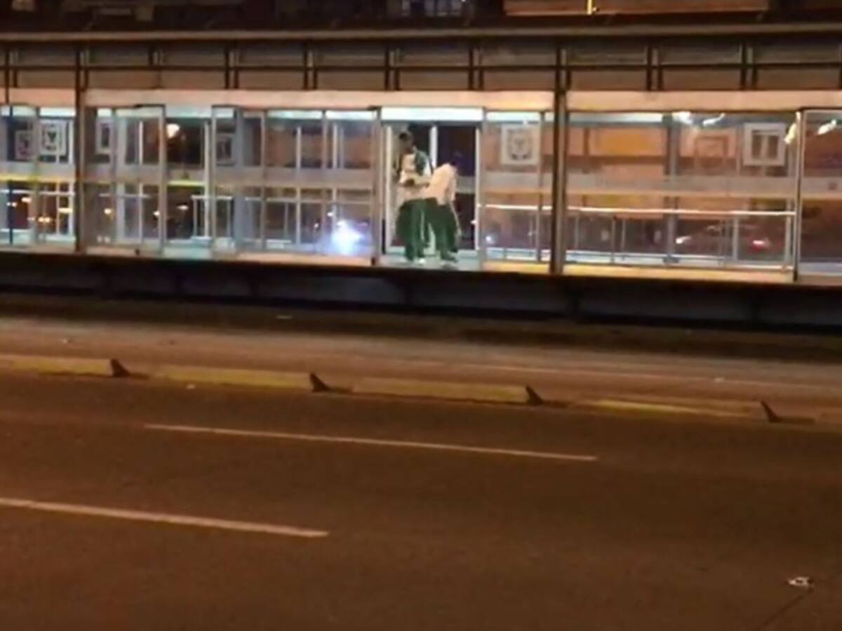 Sorprenden policías colándose en Transmilenio