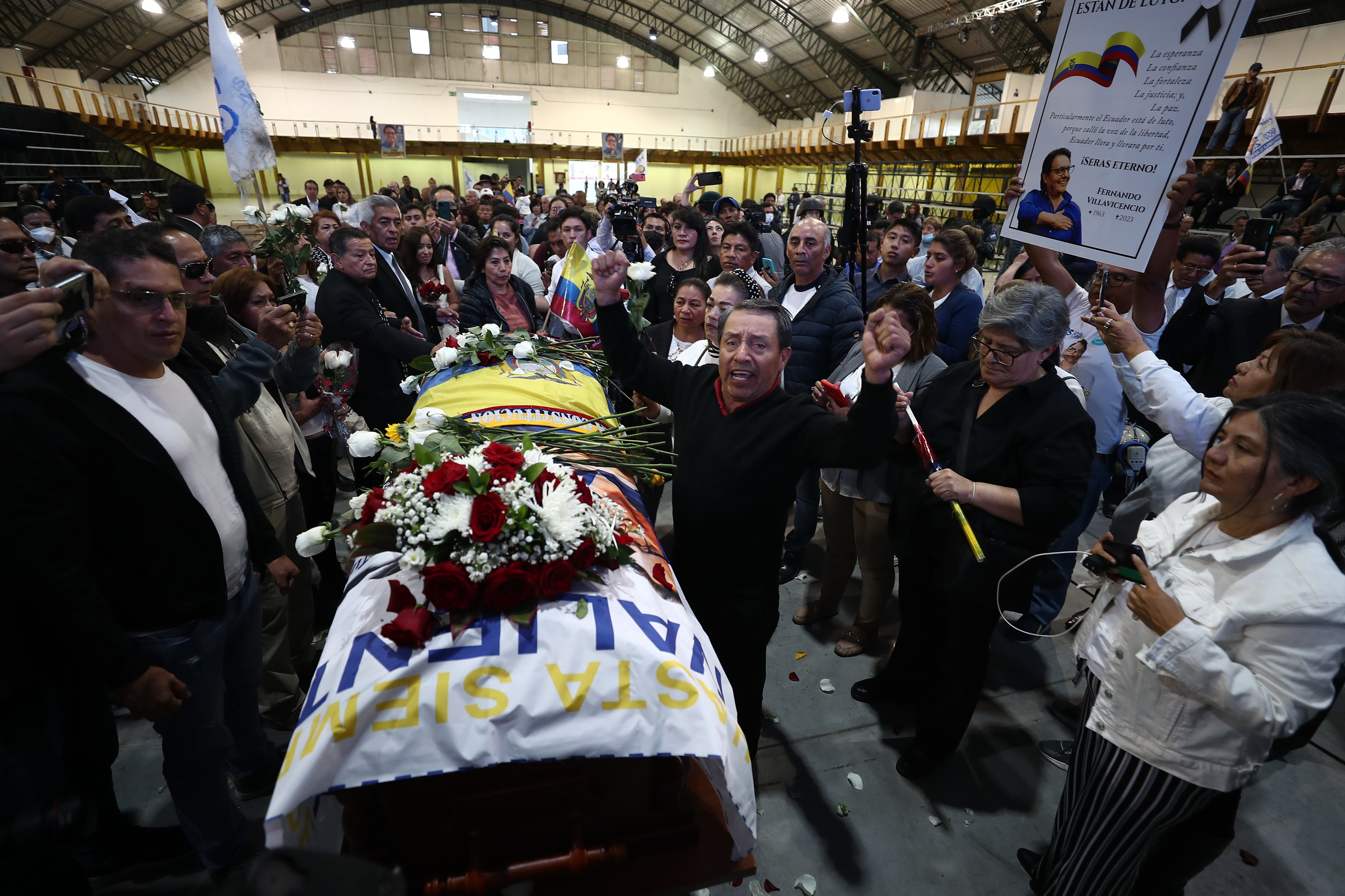  Simpatizantes muestran sus respetos ante el féretro del candidato Fernando Villavicencio, durante un velatorio público en el Centro de Exposiciones hoy, en Quito (Ecuador).

EFE/ Jose Jacome
