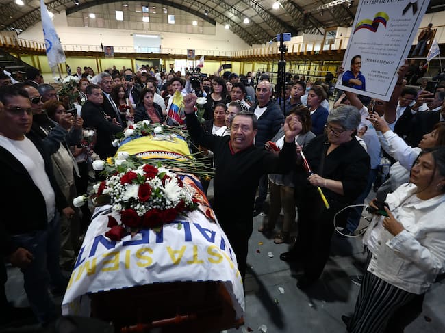 Simpatizantes muestran sus respetos ante el féretro del candidato Fernando Villavicencio, durante un velatorio público en el Centro de Exposiciones hoy, en Quito (Ecuador).
EFE/ Jose Jacome