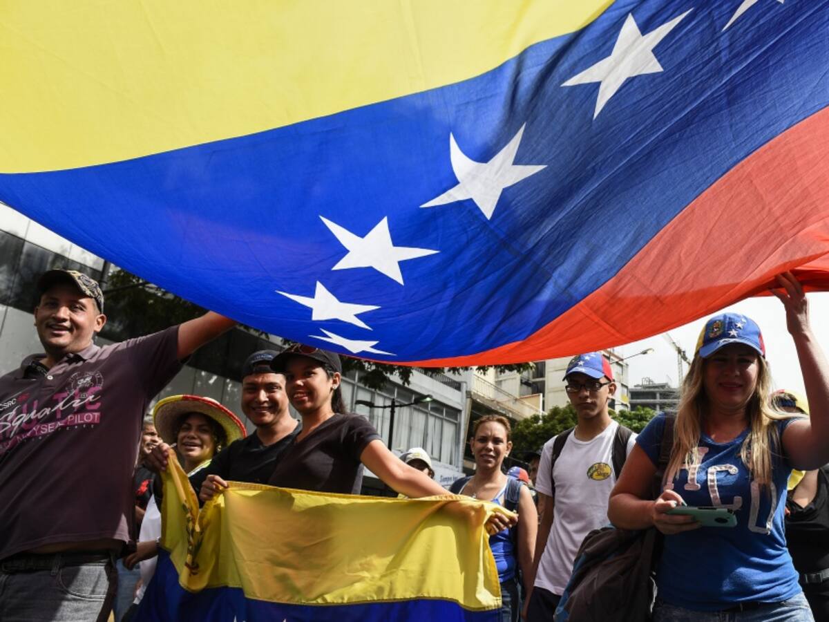 Multitudes de opositores y oficialistas marcharon bajo tensión en Venezuela