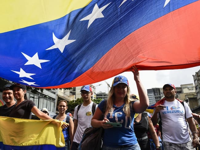 Multitudes de opositores y oficialistas marcharon bajo tensión en Venezuela