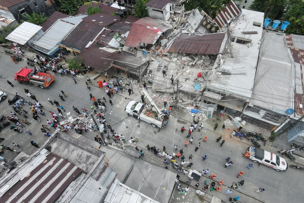 Civiles buscando entre los escombros de un edificio destruido por el terremoto de magnitud 7,4  en Quibdó (Colombia). EFE / Jean Arriaga