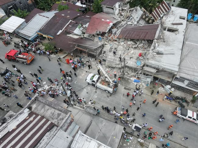 Civiles buscando entre los escombros de un edificio destruido por el terremoto de magnitud 7,4 en Quibdó (Colombia). EFE / Jean Arriaga