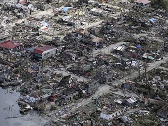 Aumentan los muertos y la desesperación entre supervivientes del tifón