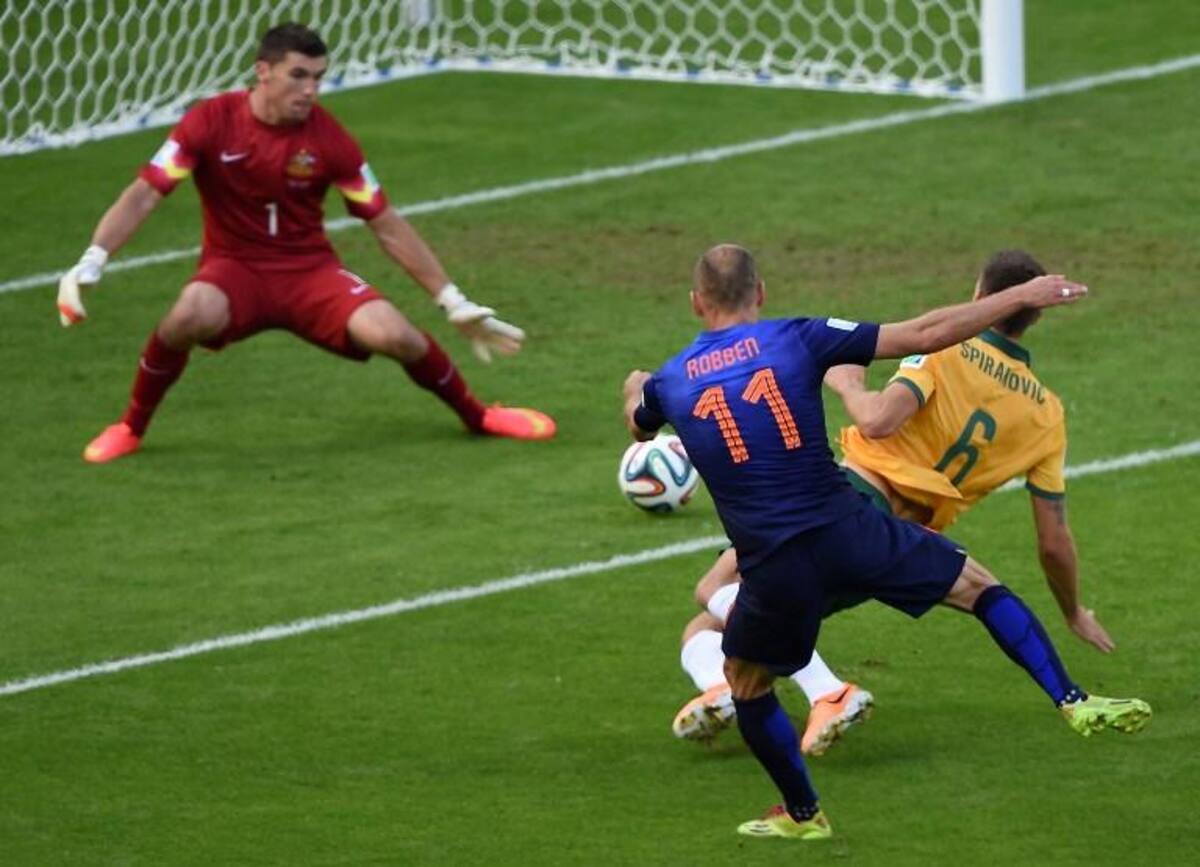 Robben y Van Persie marcaron para los del Van Gaal, Cahill y Jedinak anotaron para los australianos.