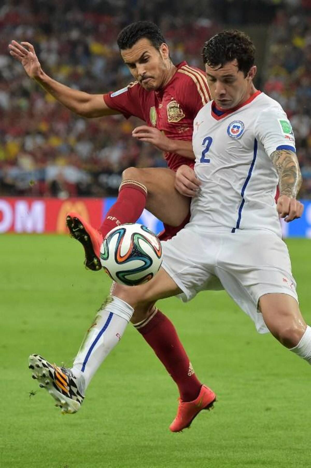 El actual campeón se despidió prematuramente de Brasil tras caer 2-0 ante Chile con goles Vargas y Aranguiz.