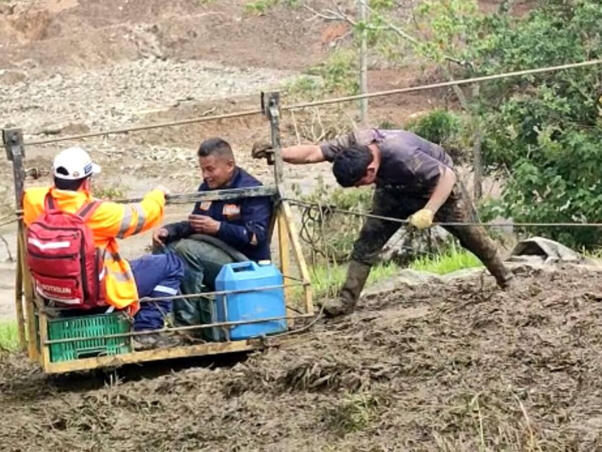 Ciudadanos arriesgan sus vidas usando una “tarabita” en Rosas, Cauca
