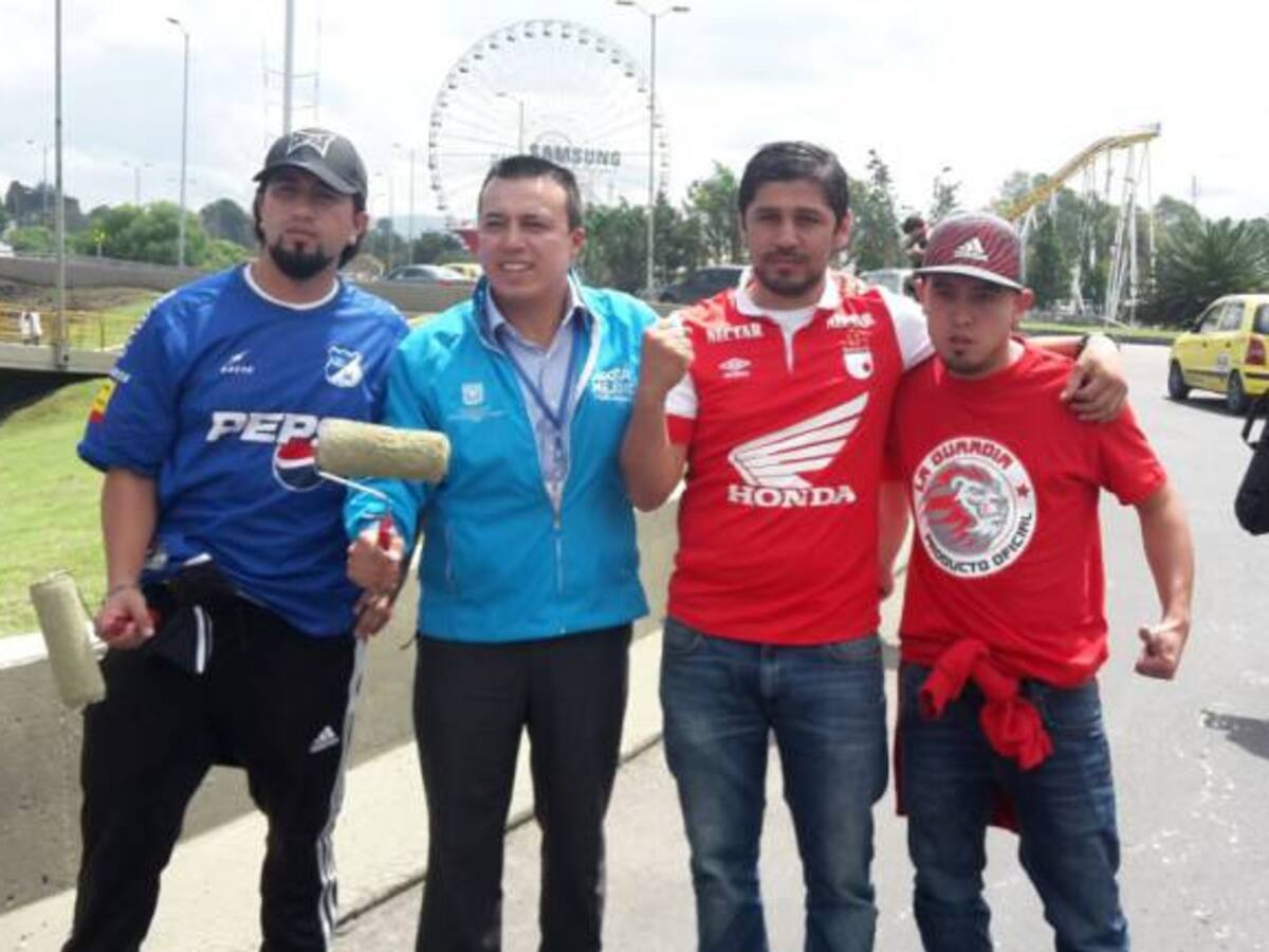 Barristas de Santa Fe y Millonarios trabajan limpiando la ciudad