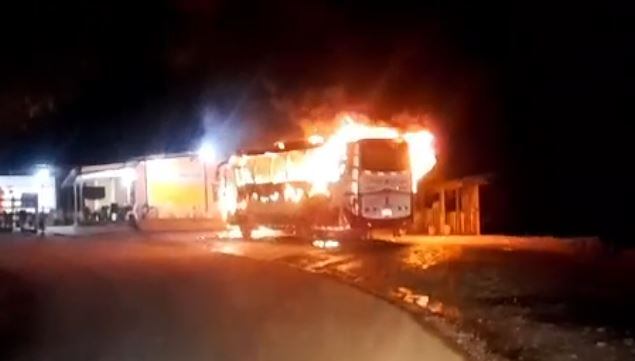 Bus incinerado en la vía Medellín - Quibdó - Foto: Cortesía