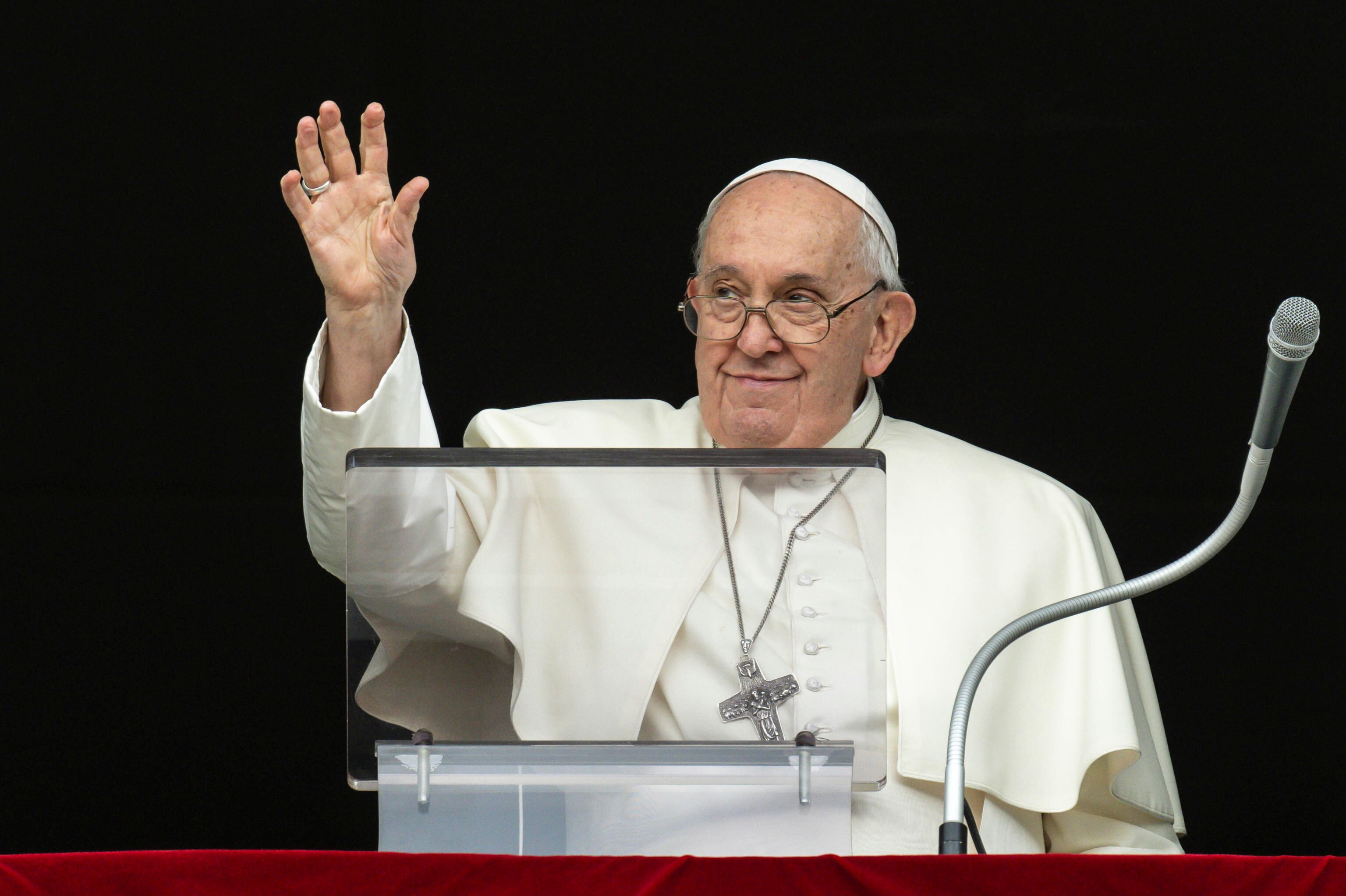 -FOTODELDÍA- Ciudad del Vaticano, 12/11/2023.- El Papa Francisco dirige la oración del Ángelus desde su ventana en la Plaza de San Pedro en el Vaticano. EFE/MASSIMO PERCOSSI