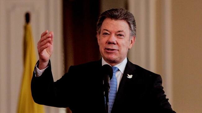 Juan Manuel Santos posesionó en privado a la presidenta del Tribunal para la Paz, Martha Linares. Foto: Colprensa