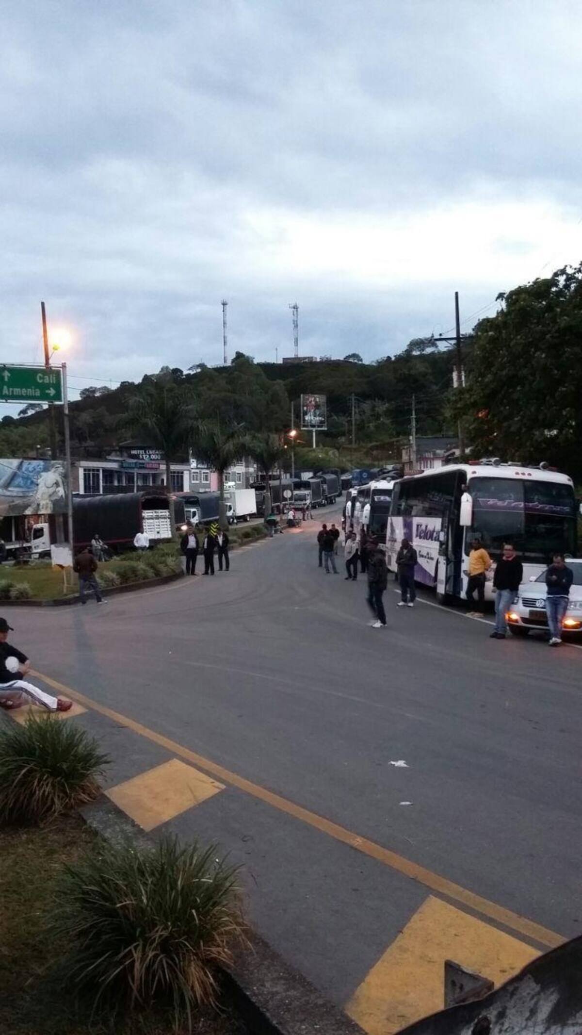 La carretera fue cerrada desde antes de la media noche del lunes, por un deslave.