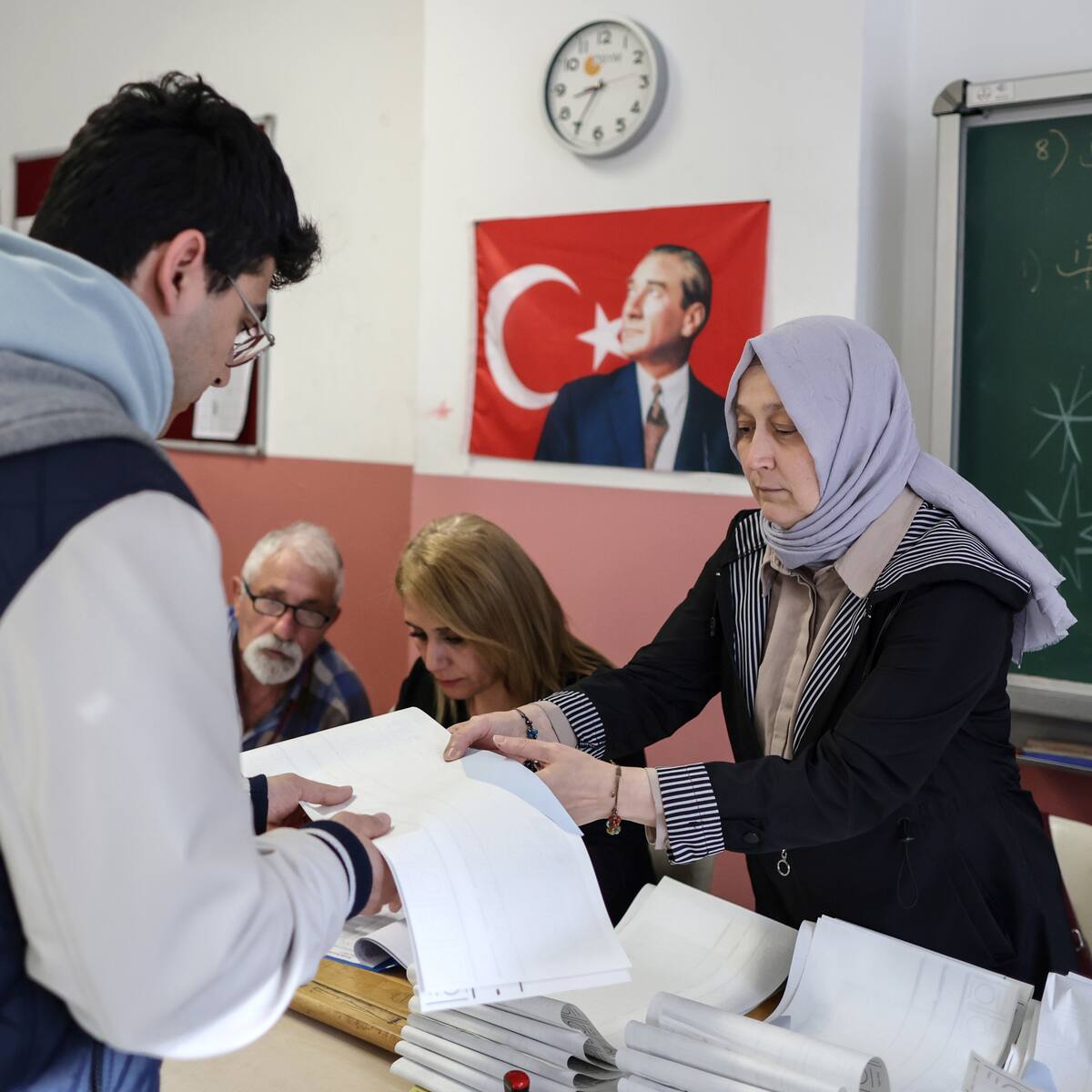 Cierran las urnas en las elecciones locales de Turquía en una jornada con dos muertos