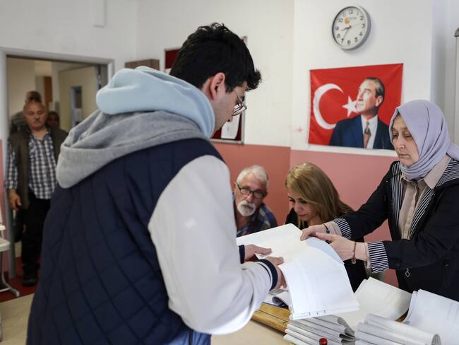 Istanbul (Turkey), 31/03/2024.- A person votes for the local elections at a polling station in Istanbul, Turkey, 31 March 2024. Some 61 million people will vote in the Turkish local elections in overall 81 provinces. (Elecciones, Turquía, Estanbul) EFE/EPA/ERDEM SAHIN