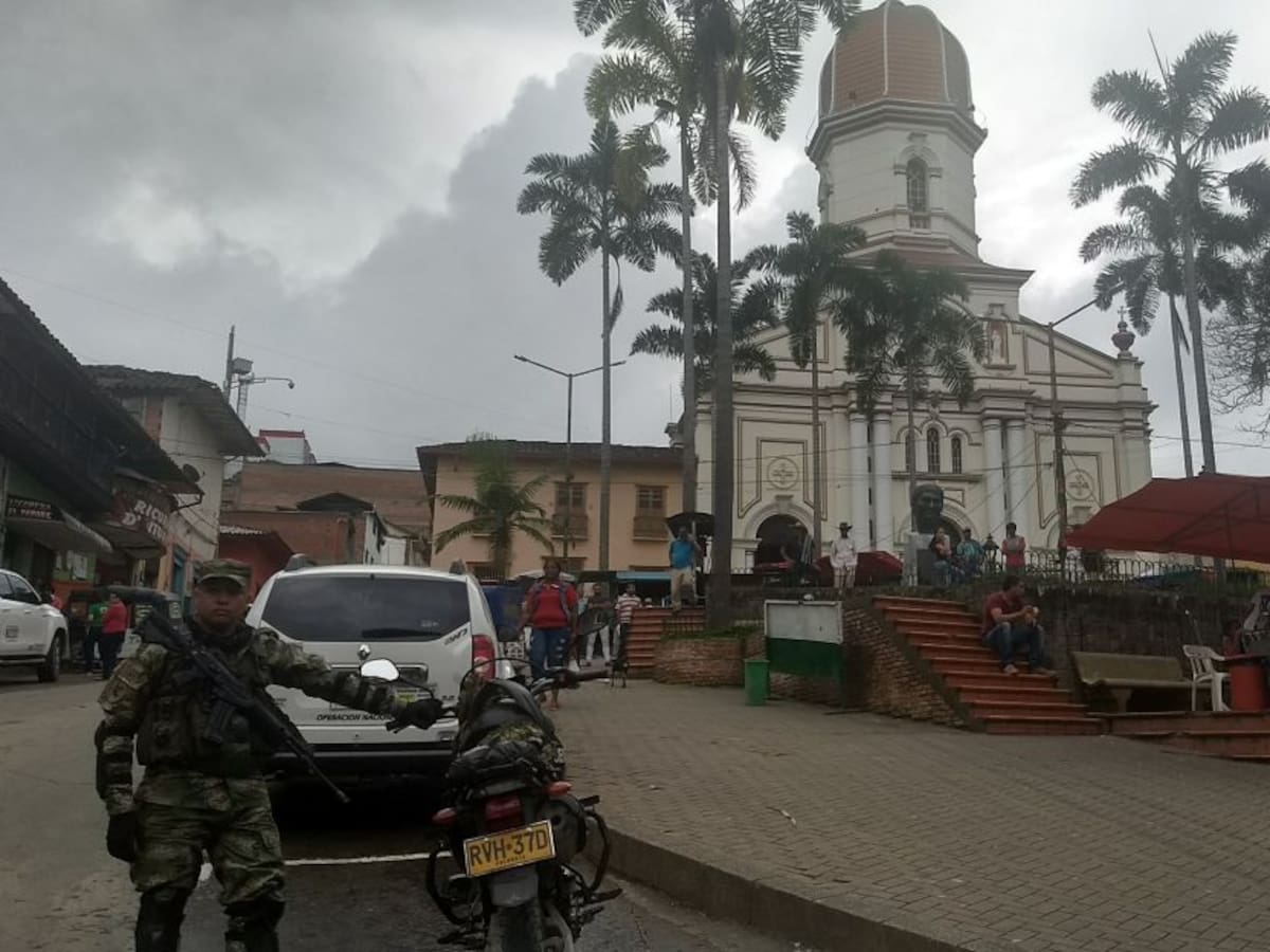 Grupos armados acechan casi diariamente los colegios de Ituango para adoctrinar alumnos