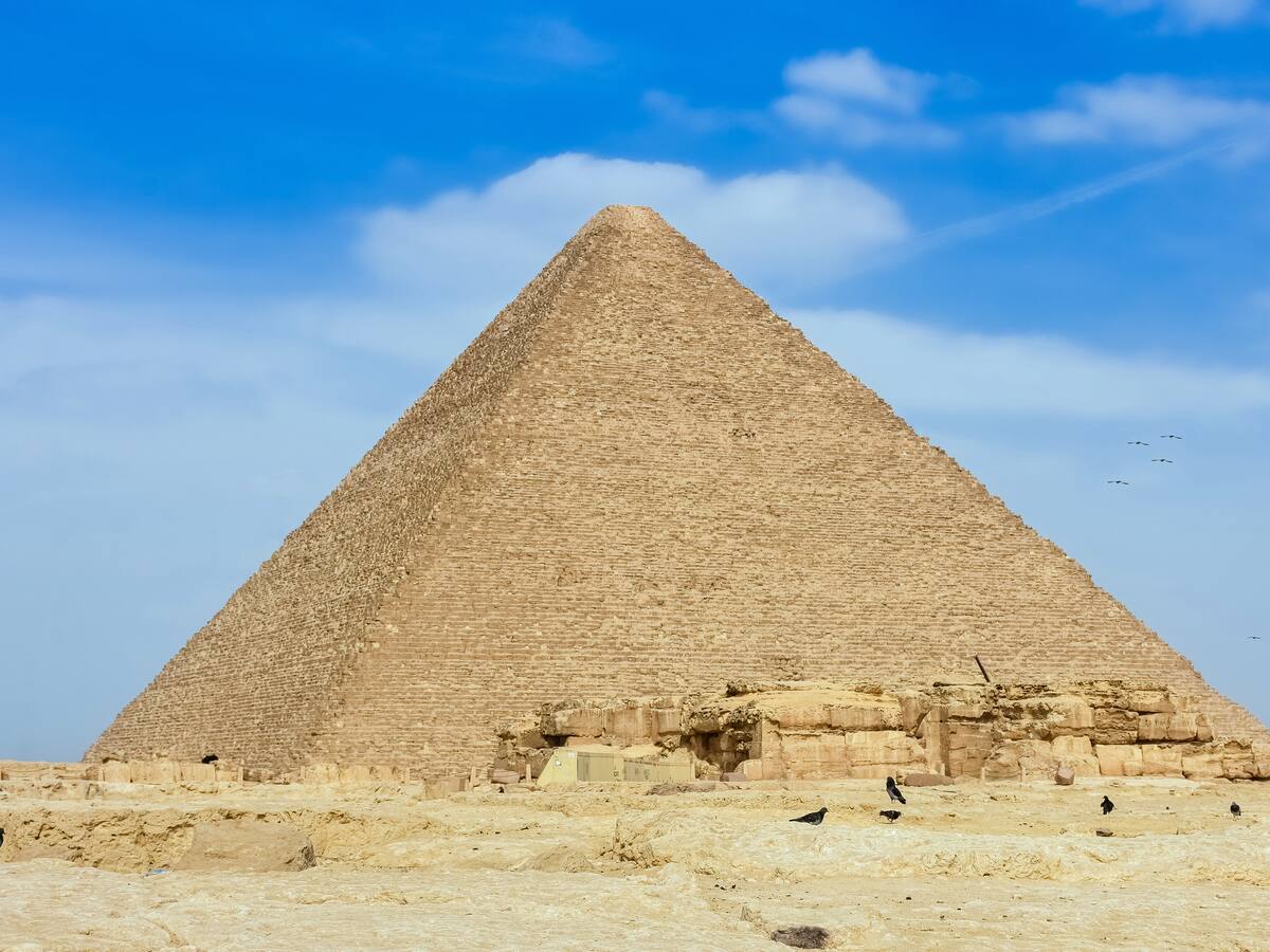 ¿Qué se puede encontrar dentro de las pirámides de Egipto, centro América y demás?