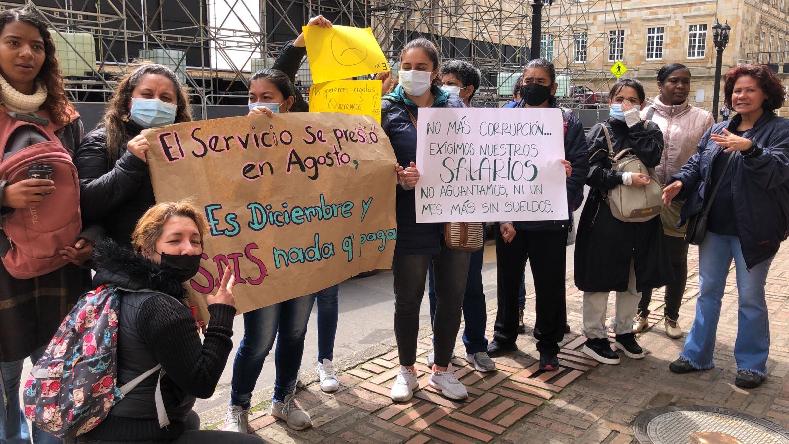 Docentes de los jardines nocturnos de Bogotá protestan porque no les han pagado los salarios.
