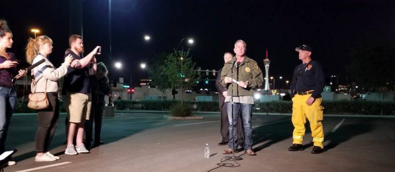 El jefe de la Policía Metropolitana de Las Vegas, Joe Lombardo, ofrece una rueda de prensa después del tiroteo indiscriminado en Las Vegas, Estados Unidos.
