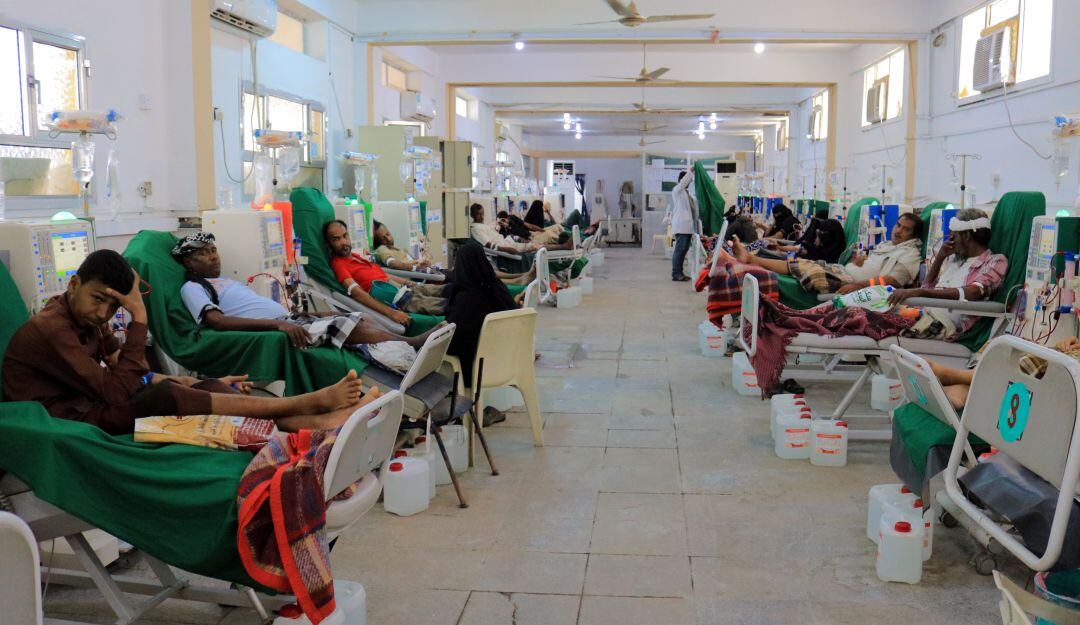 El conflicto armado en Yemen ha obligado a adultos y menores a recibir sueros para suplementar la falta de alimentos.