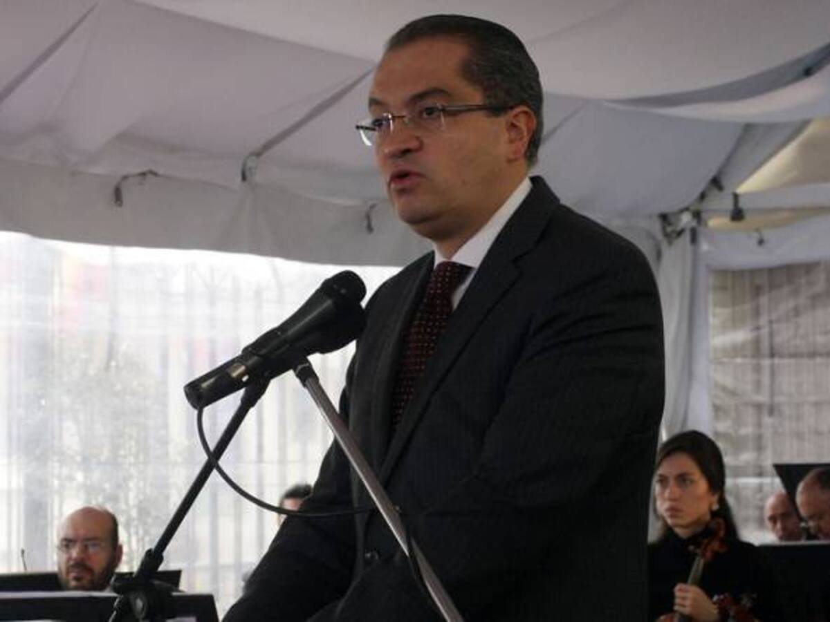 Fernando Carrillo primer candidato a la terna de procurador