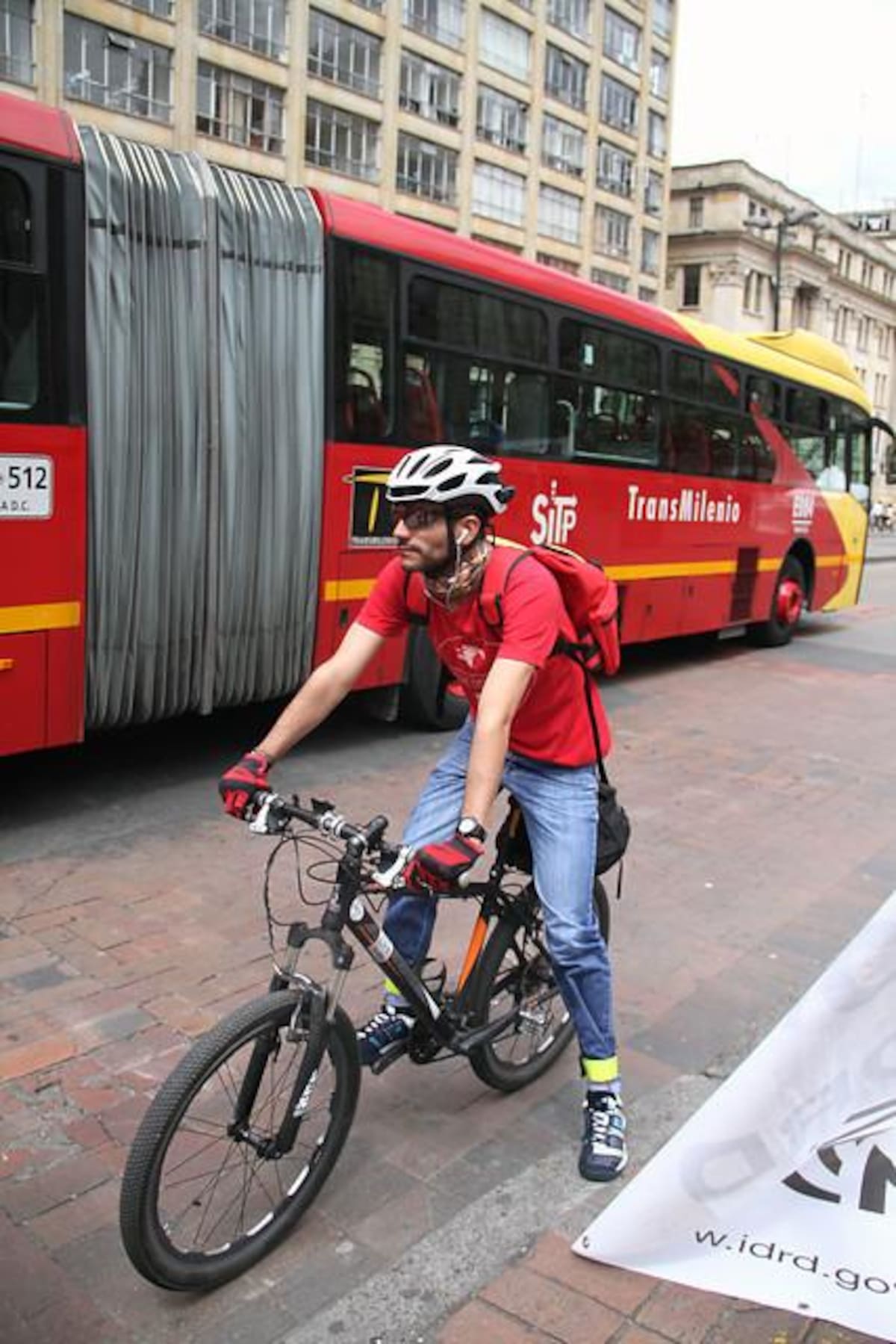 El alcalde de Bogotá, Gustavo Petro, dio inicio al servicio de préstamo gratuito de bicicletas en el marco de la peatonalización del Eje Ambiental.
