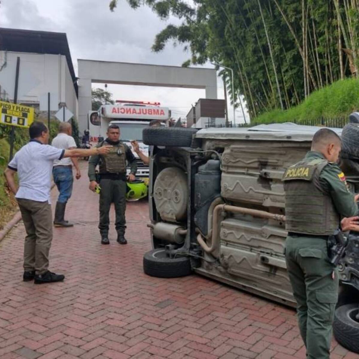 Volcamiento de vehículo cerca al Bosque Popular, dejó un mujer herida